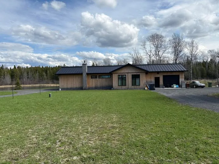 Ligne de toit nette — Les Pros de la Gouttière, Rimouski & Bas-St-Laurent